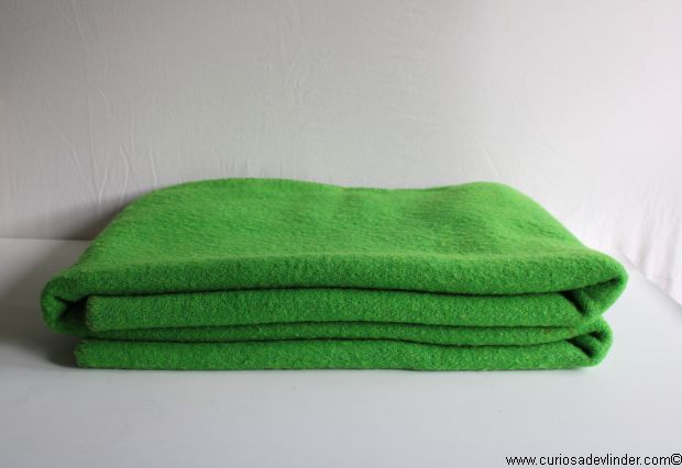 Vintage Wooly wollen deken in groen, Vintage dekens, spreien en tafelkleden : Curiosa webshop in curiosa, brocante, emaille, Keukengerei, vintage en antiek, vrijdags is onze winkel geopend, koffie