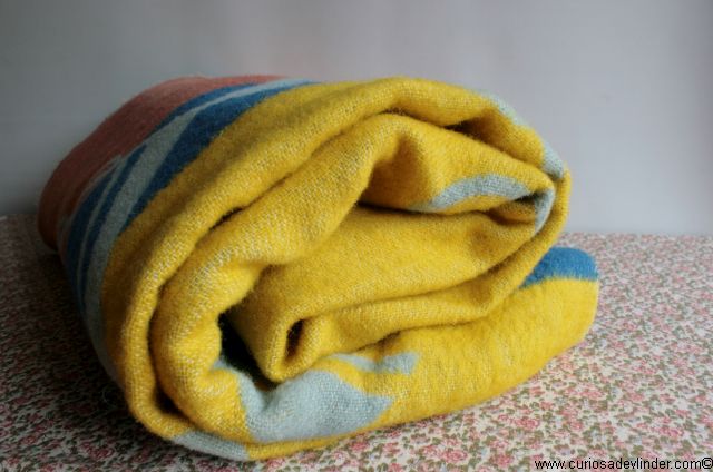 Verkocht Retro wollen deken met geel, roze en blauw: Sold: Curiosa de webshop in curiosa, brocante, emaille, Keukengerei, vintage en antiek, vrijdags is onze winkel geopend, koffie en thee staan klaar!