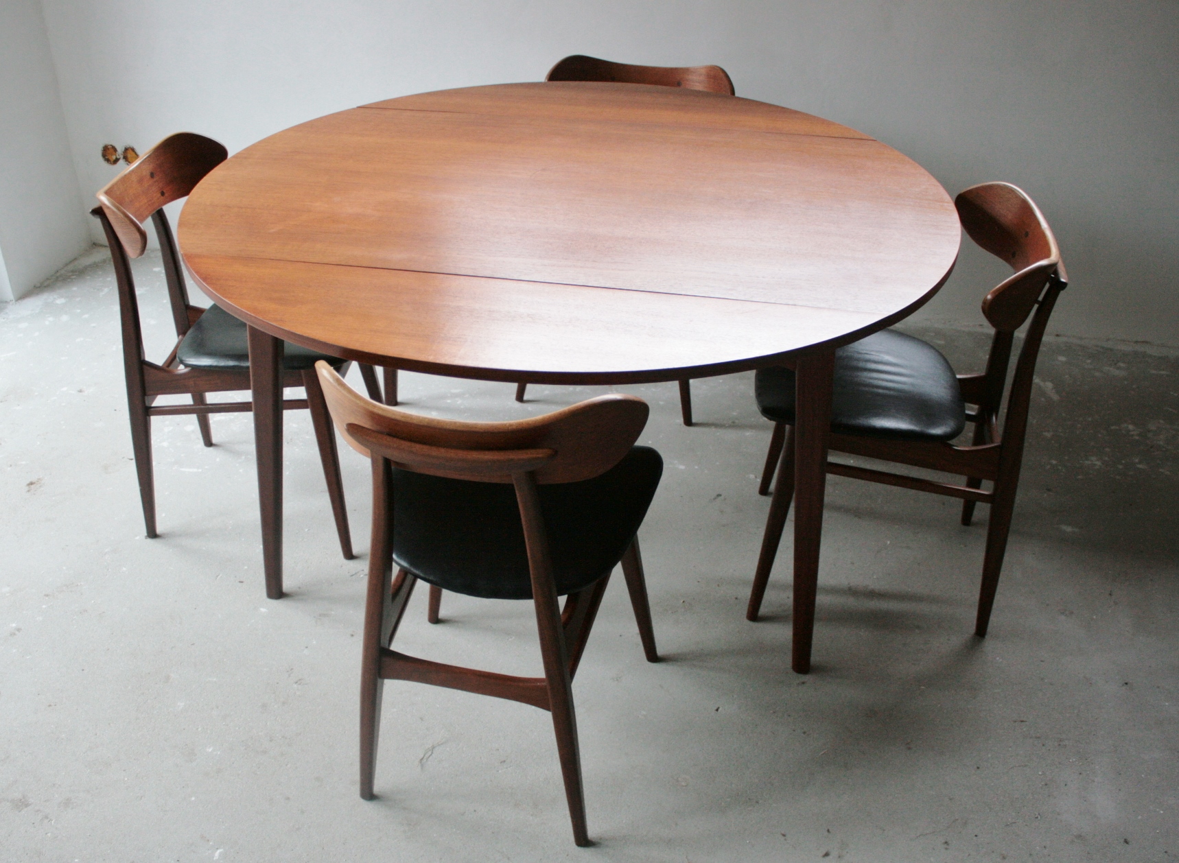 Verkocht Louis van Teeffelen ronde tafel met 4 stoelen, mid century: Verkocht : Curiosa de Vlinder, webshop in curiosa, brocante, emaille, Keukengerei, vintage en antiek, vrijdags is onze winkel geopend, koffie